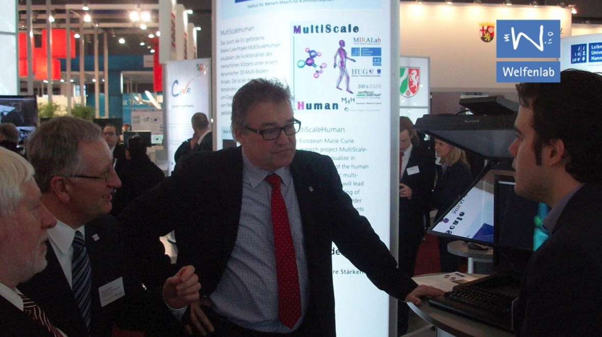 Hans Mönninghoff (Oberbürgermeister Hannover) und Hauke Jagau (Präsident der Region Hannover) auf dem CeBIT Stand "MultiScaleHuman" im Jahr 2013.